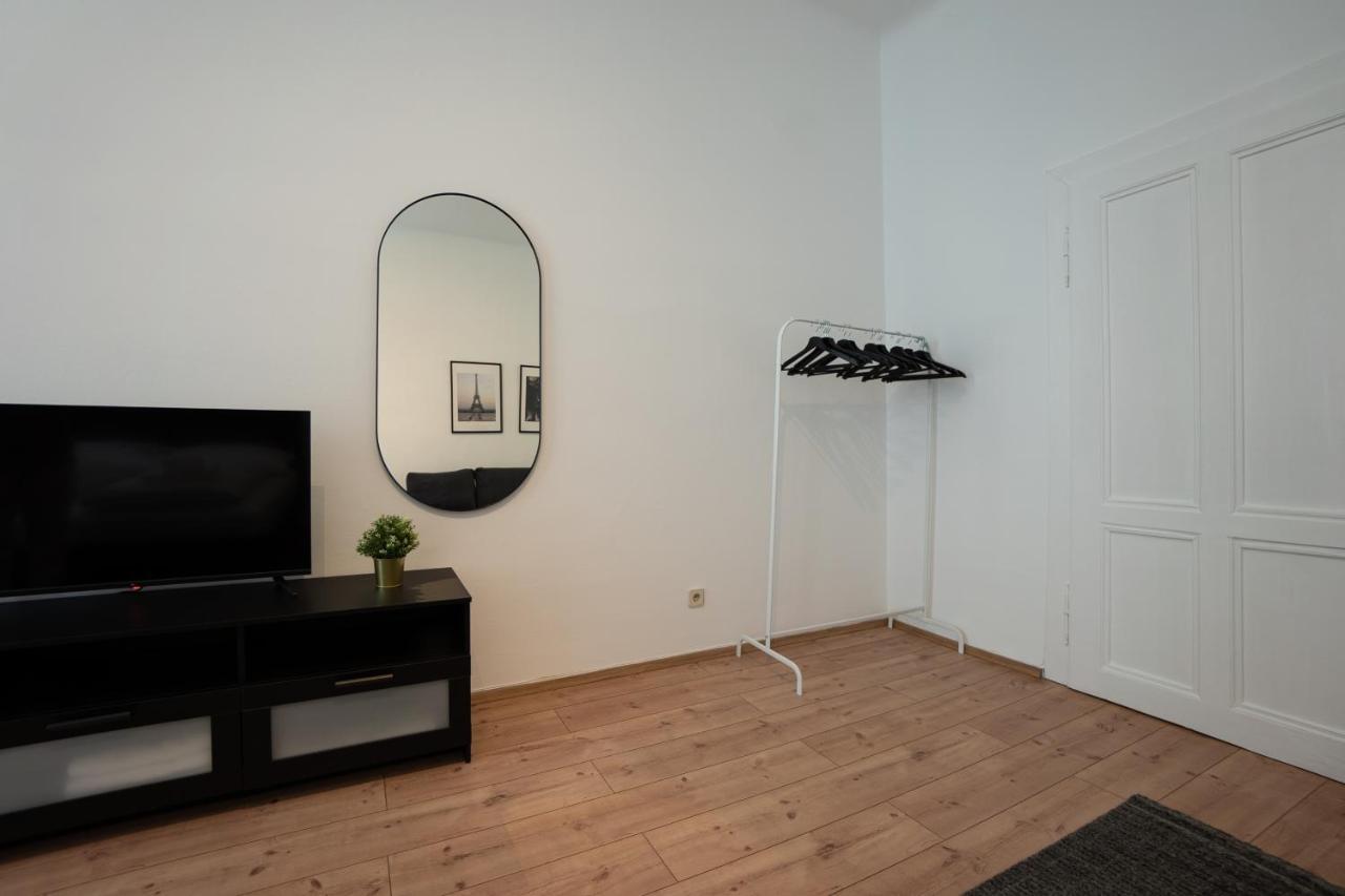 Lovely 1-Bedroom Apartment Next To Praterstern Vienna Exterior photo
